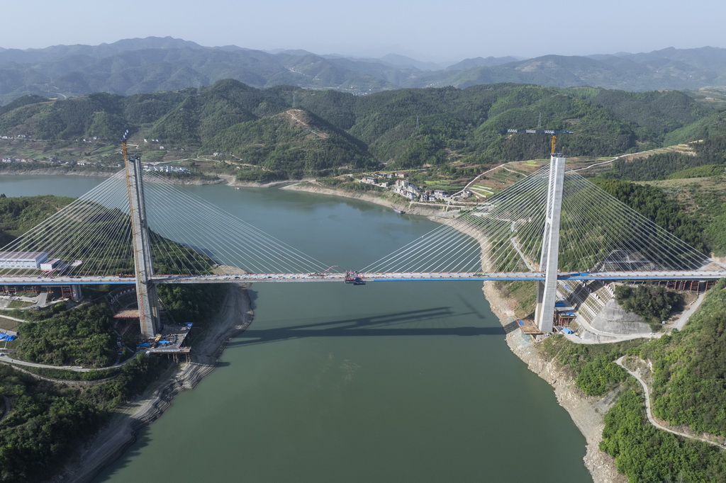 4月14日拍攝的漢江特大橋（無人機(jī)照片）。