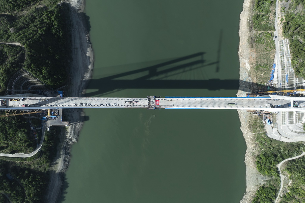 4月14日拍攝的漢江特大橋（無人機(jī)照片）。