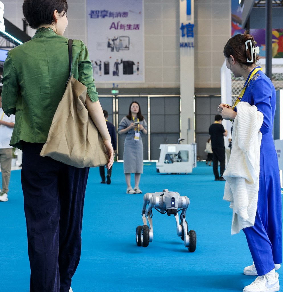 4月13日，宇樹科技展示的機(jī)器狗在第五屆消博會(huì)場館內(nèi)活動(dòng)。新華社記者 楊冠宇 攝