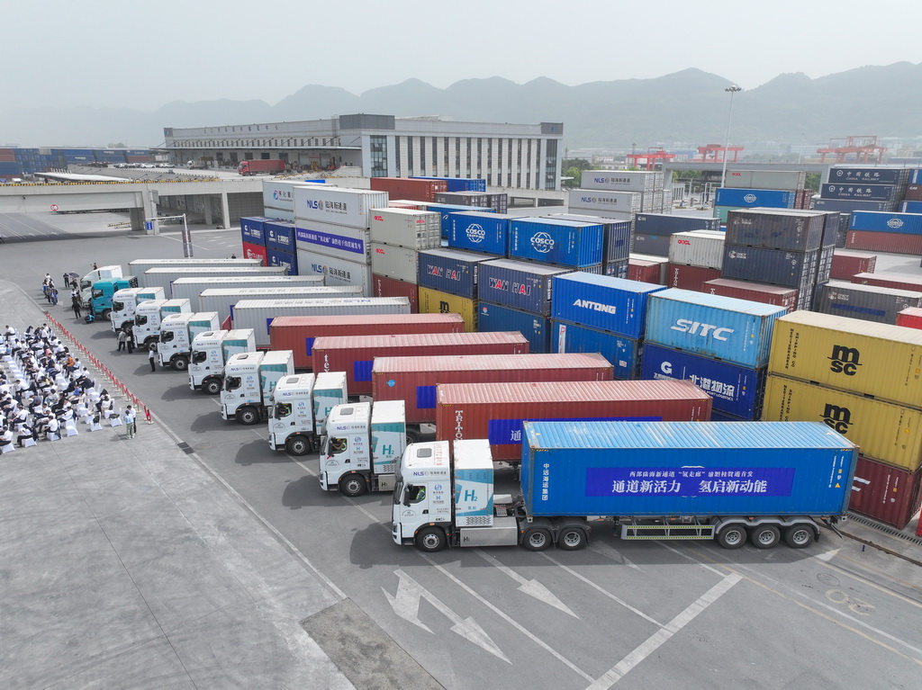 4月14日，氫能重卡在陸海新通道重慶無水港等候發(fā)車（無人機照片）。