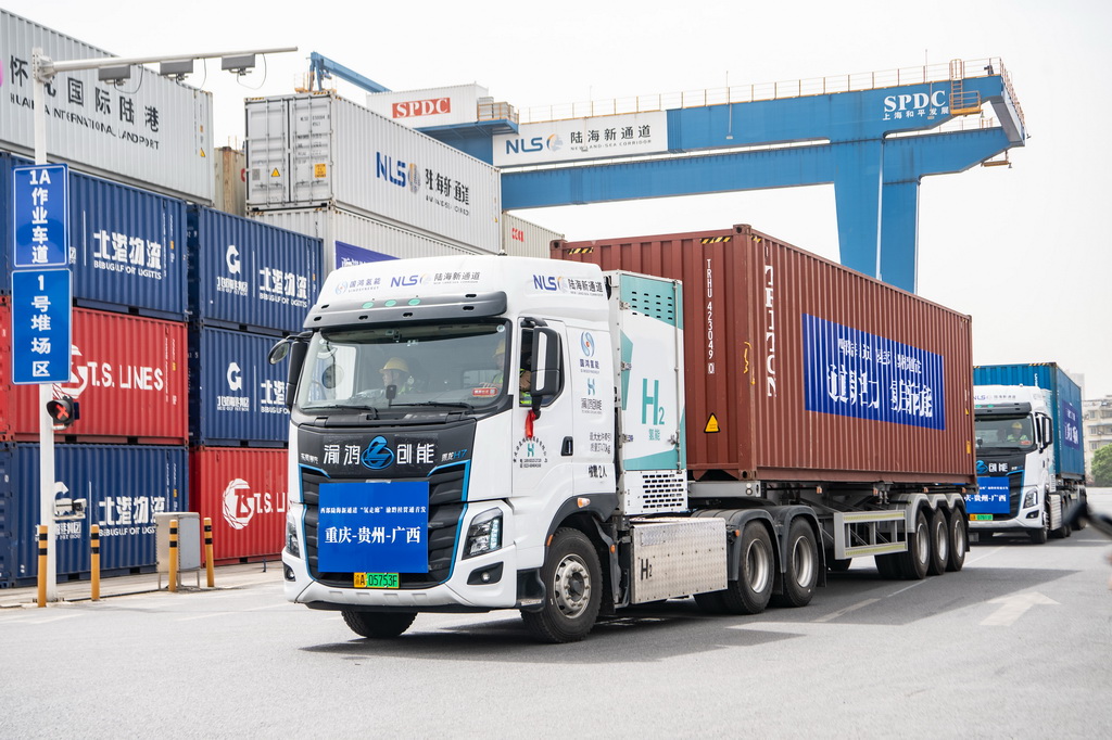4月14日，氫能重卡在陸海新通道重慶無水港順利發(fā)車。