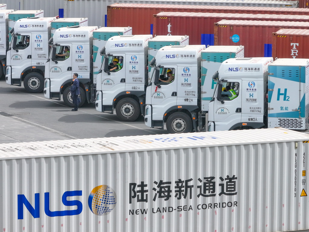 4月14日，氫能重卡在陸海新通道重慶無水港等候發(fā)車（無人機照片）。