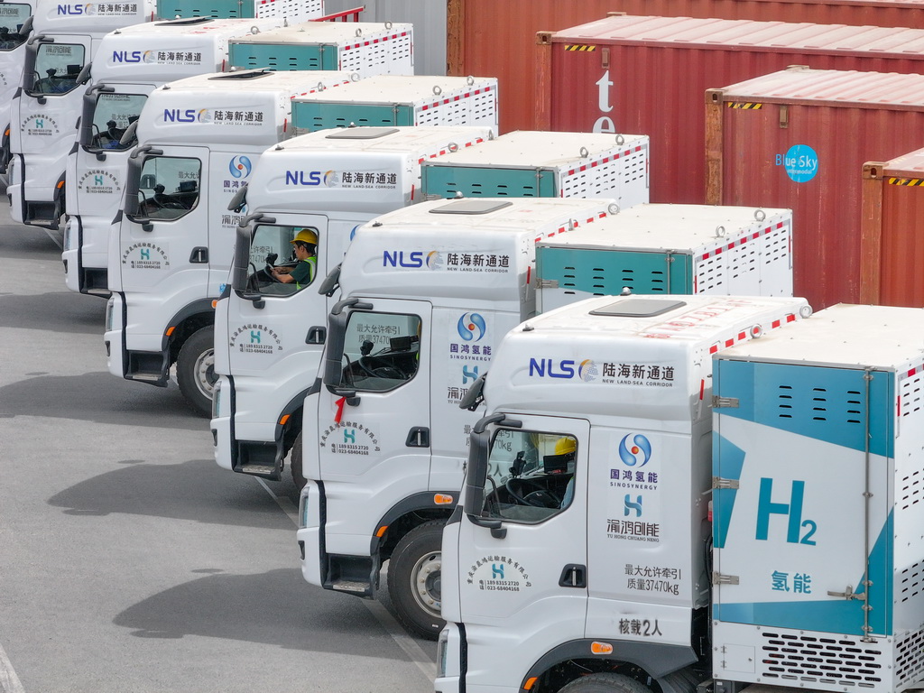 4月14日，氫能重卡在陸海新通道重慶無水港等候發(fā)車（無人機照片）。