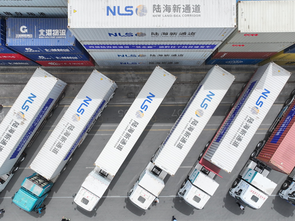 4月14日，氫能重卡在陸海新通道重慶無(wú)水港等候發(fā)車(chē)（無(wú)人機(jī)照片）。