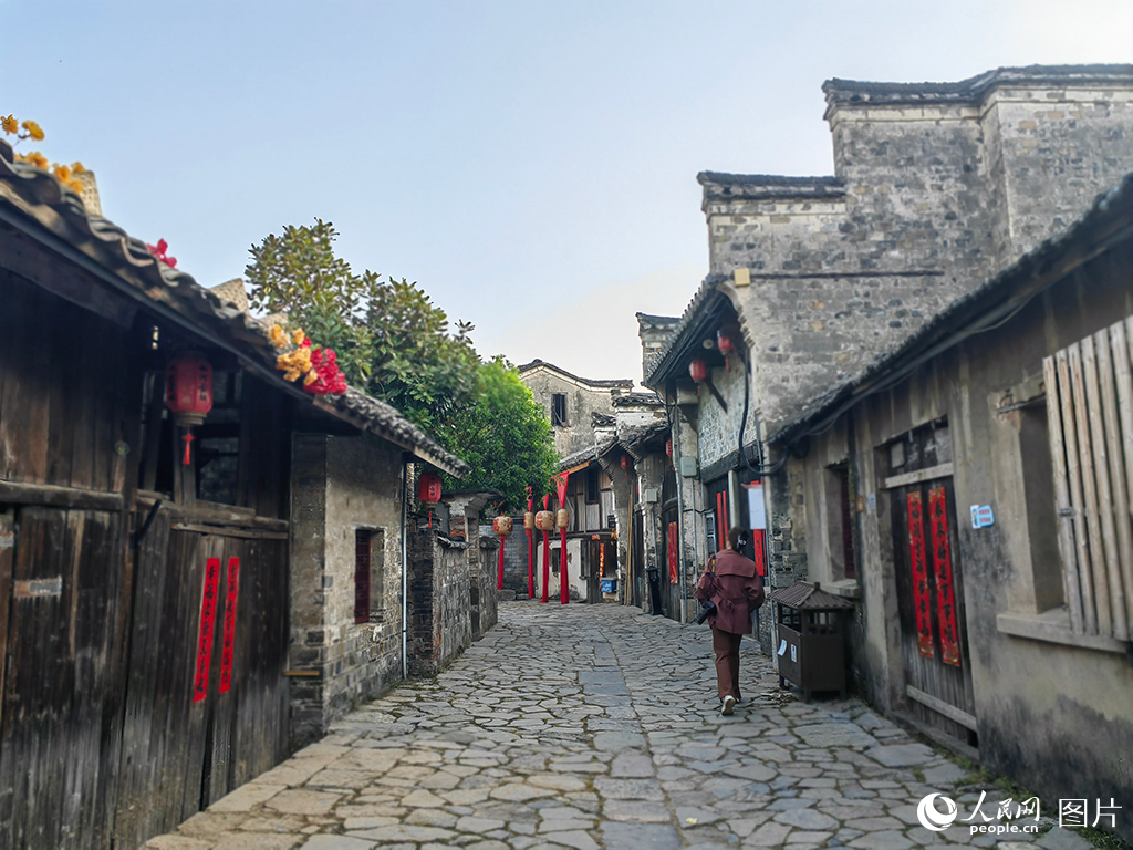 西河古鎮(zhèn)建筑古色古香，青石路面蜿蜒曲折，游客漫步在古鎮(zhèn)的街道上。
