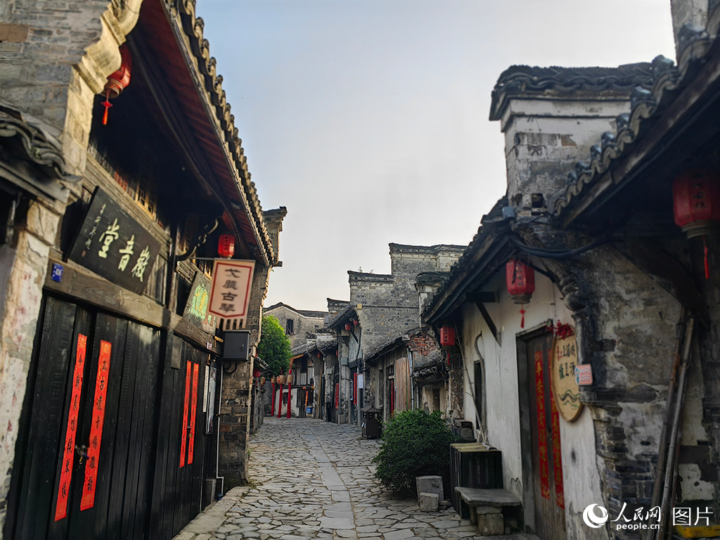 西河古鎮(zhèn)，“守”藝人都紛紛來(lái)到這里開店，傳承傳統(tǒng)文化。