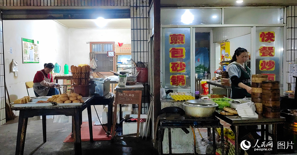 清晨，西河古鎮(zhèn)的市場(chǎng)內(nèi)，喧囂熱鬧，早點(diǎn)鋪的老板們，有條不紊地忙碌著，等候著每一位食客前來(lái)，品味古鎮(zhèn)的煙火美味。