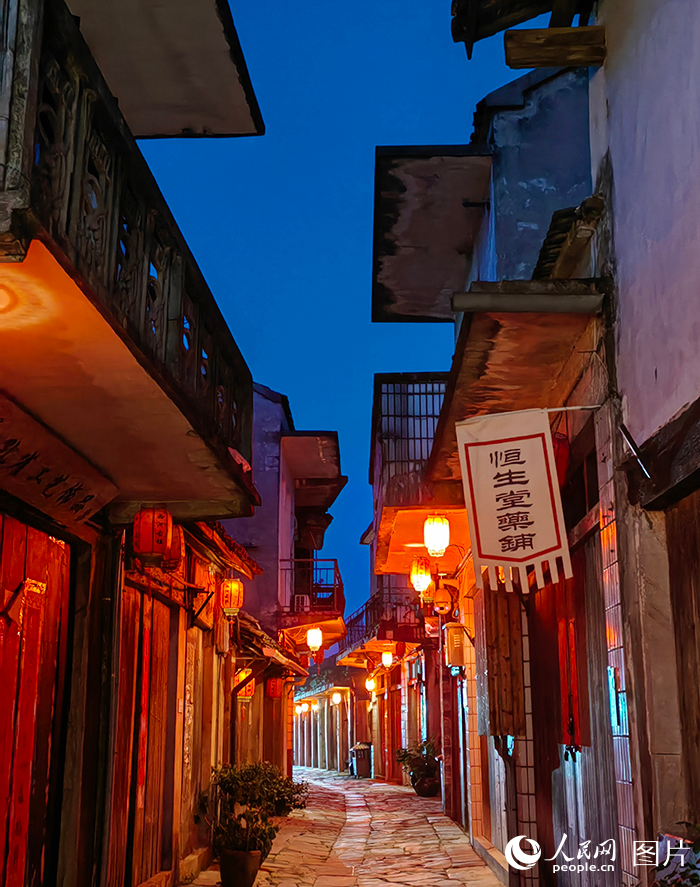 西河古鎮(zhèn)的夜晚，散布于小巷中精巧的彩燈將古鎮(zhèn)妝點(diǎn)得璀璨奪目。