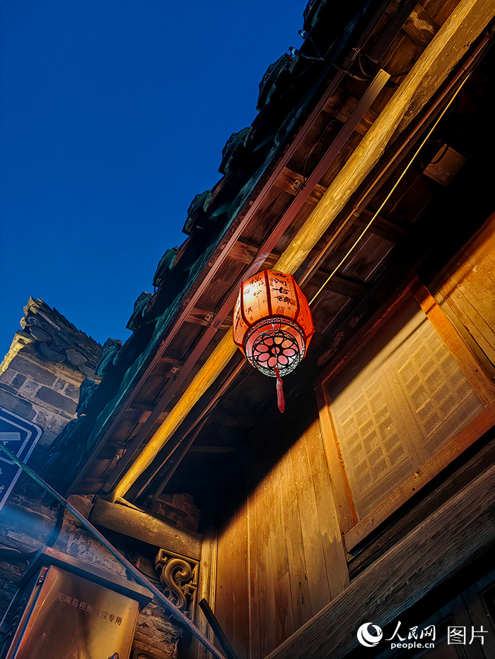 西河古鎮(zhèn)的夜晚，古鎮(zhèn)小巷中精巧的彩燈將古鎮(zhèn)妝點(diǎn)得璀璨奪目。