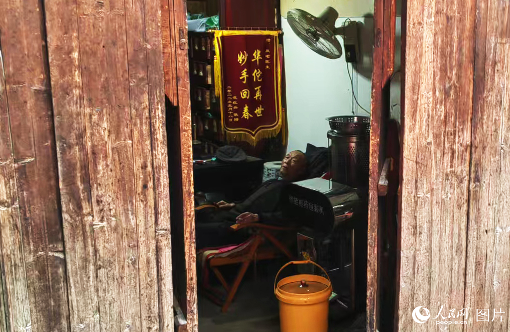 西河古鎮(zhèn)，一位九旬老中醫(yī)，看診結(jié)束后，在躺椅上休息。