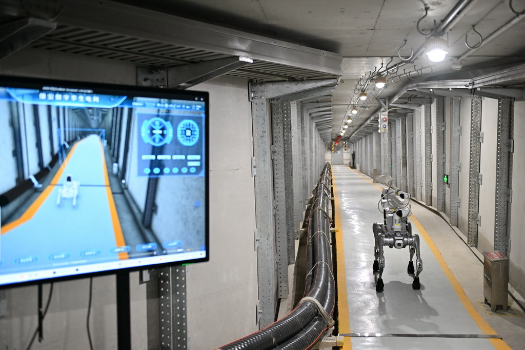 4月15日，四足巡檢機(jī)器人在雄安新區(qū)雄東電纜隧道內(nèi)巡檢。