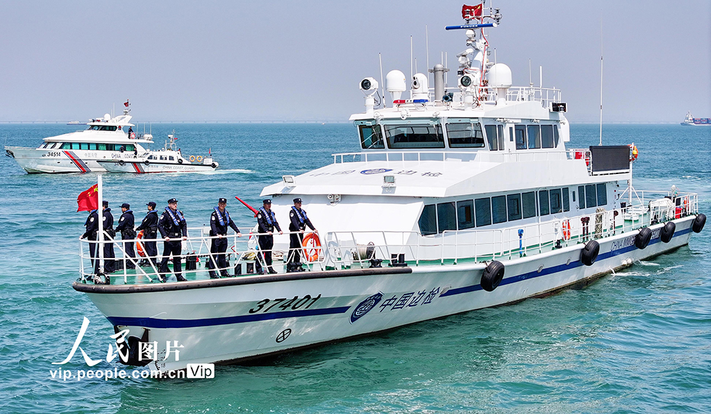 山東青島舉行“國門利劍2025”海陸空聯(lián)合執(zhí)法行動【2】