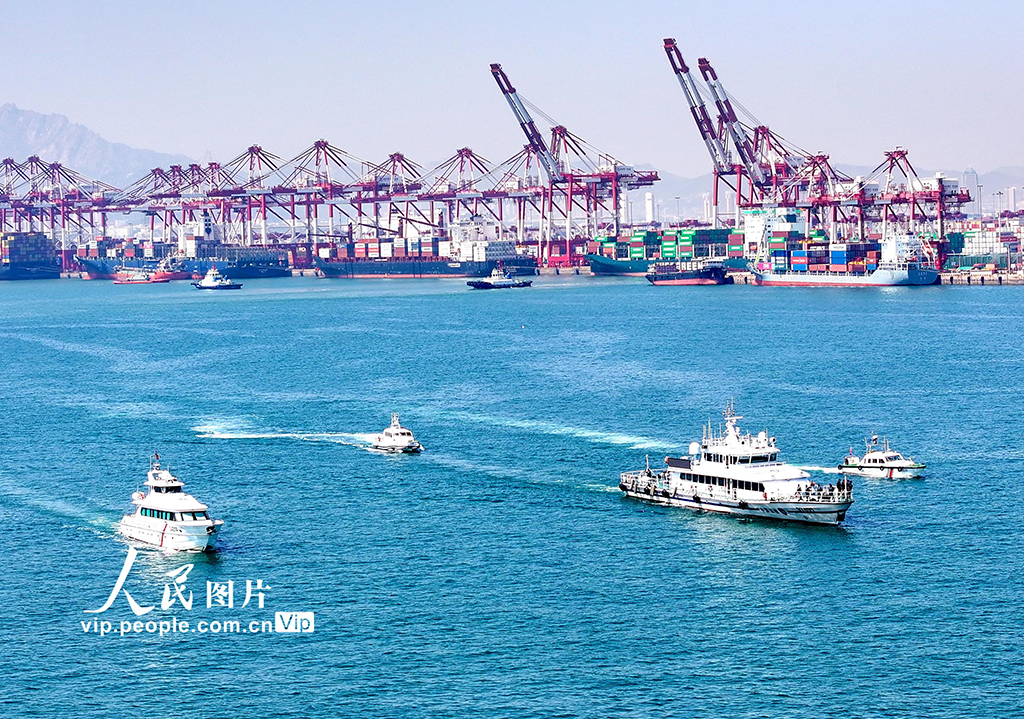山東青島舉行“國門利劍2025”海陸空聯(lián)合執(zhí)法行動(dòng)【5】