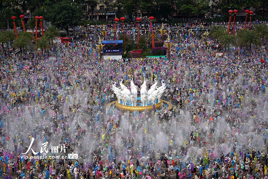 云南景洪：潑灑幸福水 慶祝潑水節(jié)【2】