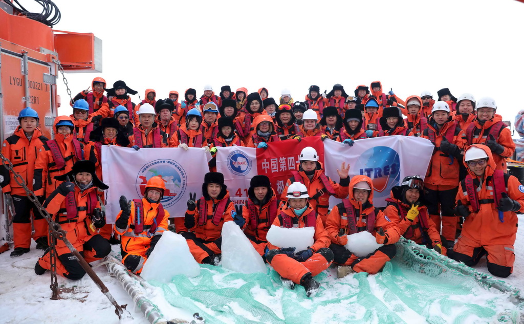 4月13日，中國第41次南極考察隊南極羅斯海聯(lián)合航次的隊員在“雪龍2”號艉甲板合影留念。