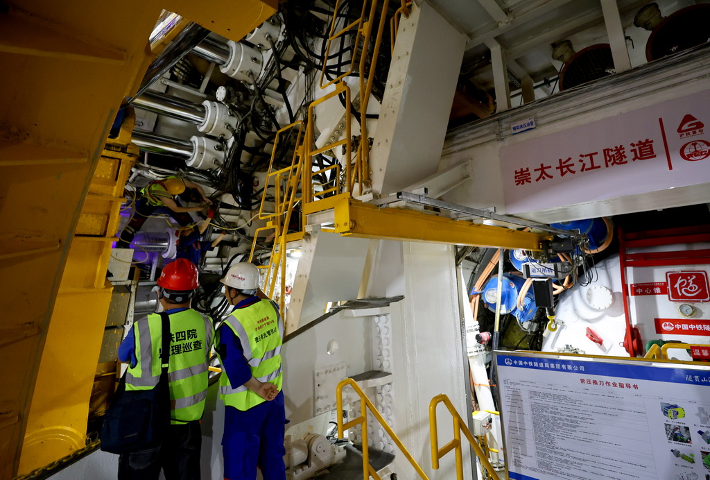 4月16日，工程技術人員在“領航號”盾構機內查看施工現(xiàn)場。