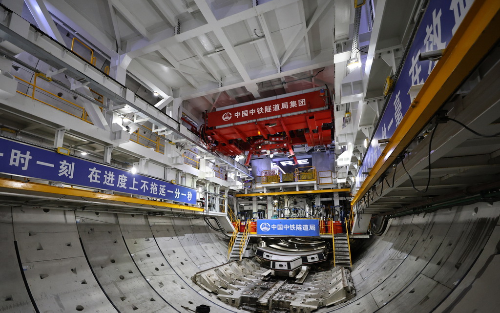 這是4月16日拍攝的“領(lǐng)航號”盾構(gòu)機(jī)內(nèi)的管片輸送軌道（下）。