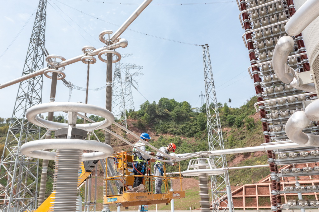 4月16日，安徽送變電工程有限公司施工人員在“疆電入渝”特高壓工程渝北換流站建設現場對直流避雷器設備進行調試驗收（無人機照片）。新華社記者 黃偉 攝