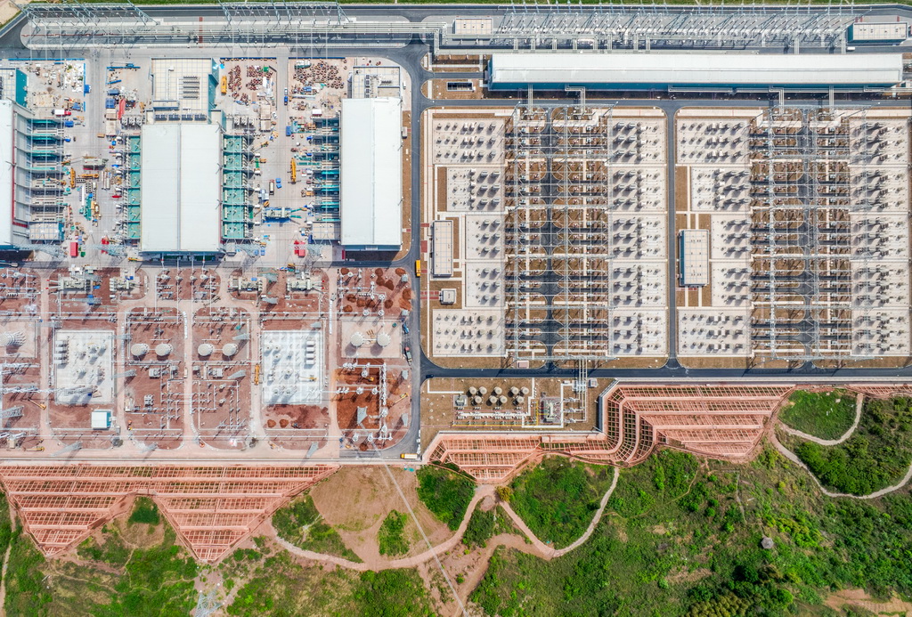 這是4月16日拍攝的建設(shè)中的“疆電入渝”特高壓工程渝北換流站（無人機(jī)照片）。新華社發(fā)（鄭賢列攝）
