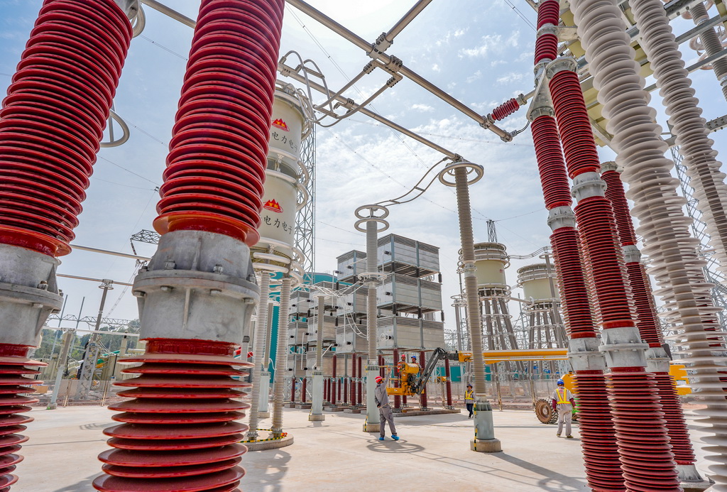 4月16日，安徽送變電工程有限公司施工人員在“疆電入渝”特高壓工程渝北換流站建設(shè)現(xiàn)場作業(yè)。新華社發(fā)（鄭賢列攝）