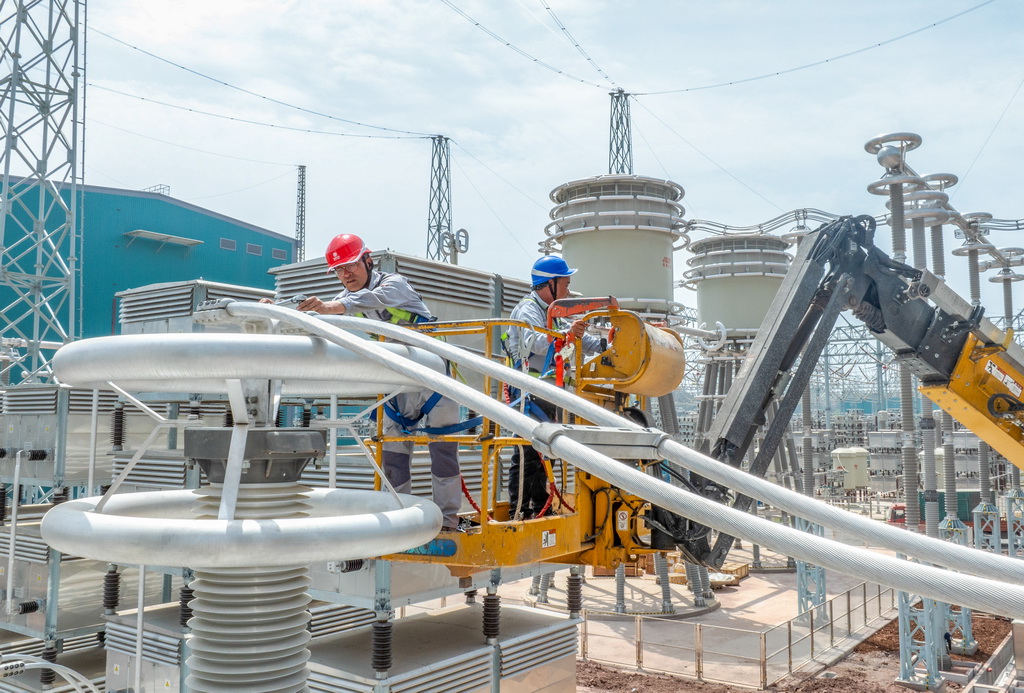 4月16日，安徽送變電工程有限公司施工人員在“疆電入渝”特高壓工程渝北換流站建設(shè)現(xiàn)場作業(yè)。新華社發(fā)（鄭賢列攝）