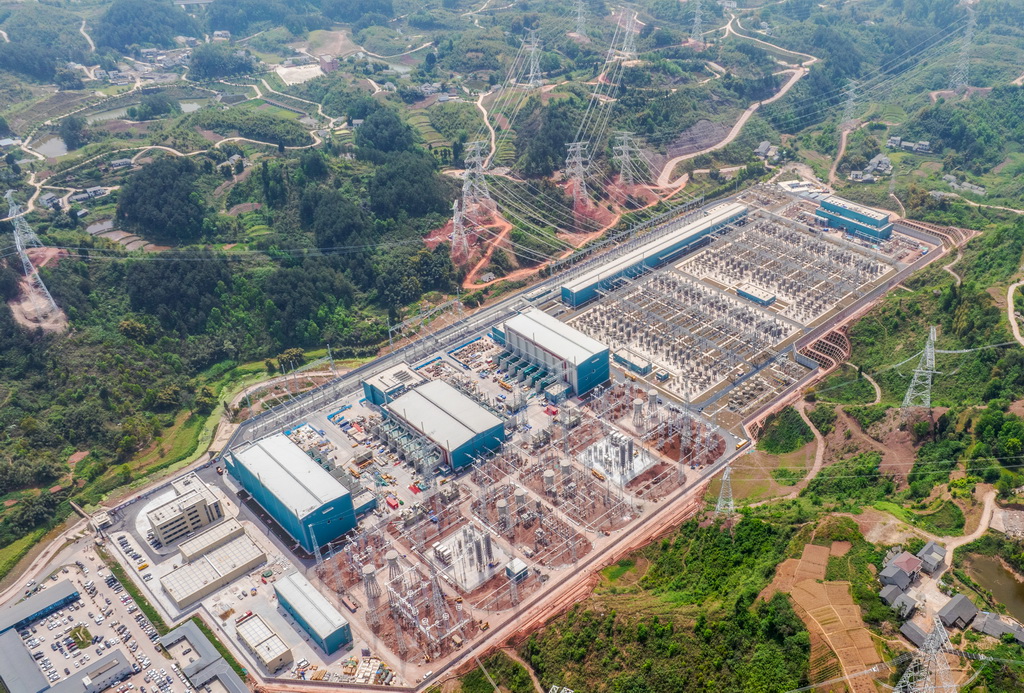這是4月16日拍攝的建設(shè)中的“疆電入渝”特高壓工程渝北換流站（無人機照片）。新華社發(fā)（鄭賢列攝）