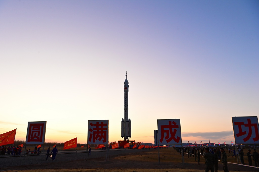 4月16日,神舟二十號(hào)載人飛船與長(zhǎng)征二號(hào)F遙二十運(yùn)載火箭組合體在垂直轉(zhuǎn)運(yùn)中。新華社發(fā)(汪江波 攝)