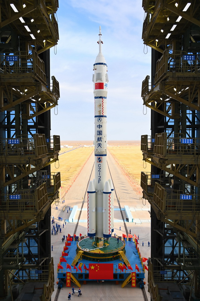 4月16日，神舟二十號(hào)載人飛船與長征二號(hào)F遙二十運(yùn)載火箭組合體在垂直轉(zhuǎn)運(yùn)中。新華社發(fā)（汪江波 攝）