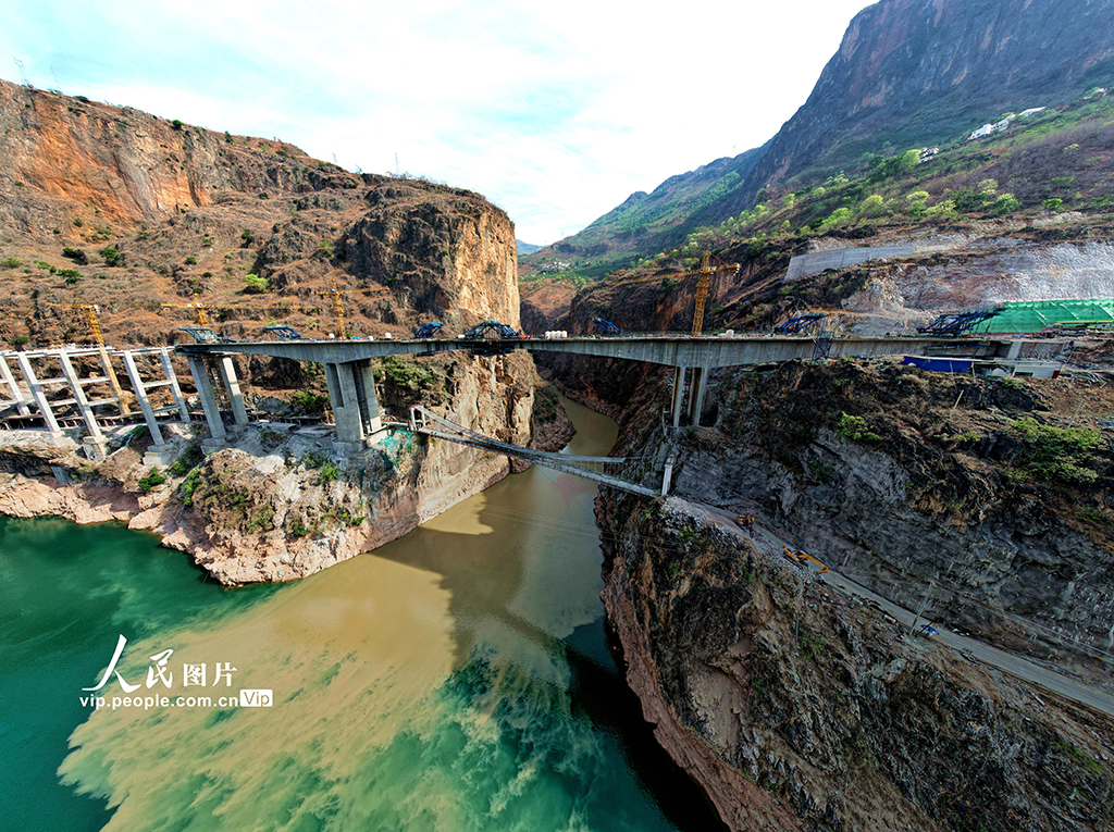 四川金陽(yáng):西溪河左線(xiàn)特大橋跨西溪河段連續(xù)剛構(gòu)順利合龍【2】