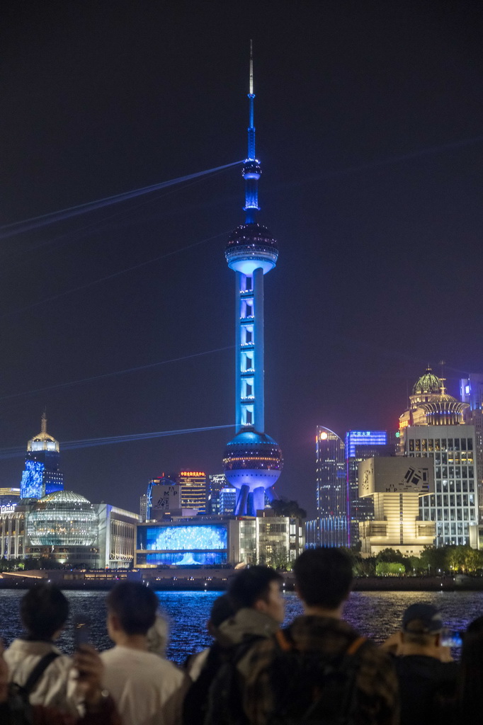 4月17日，人們在上海外灘拍攝對岸陸家嘴慶祝浦東開發(fā)開放35周年光影秀。