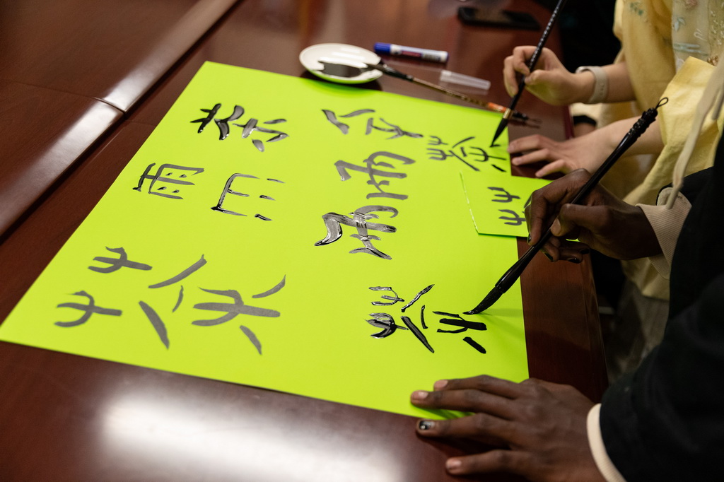4月17日，在南非約翰內(nèi)斯堡，學(xué)生在“國(guó)際中文日”活動(dòng)上寫毛筆字。