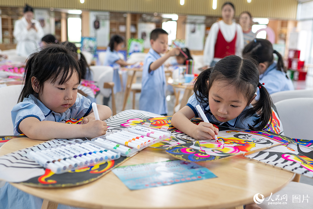 2025年4月17日，在浙江省嘉興市余新鎮(zhèn)長(zhǎng)秦村，一群小朋友正在親手制作紙鳶，體驗(yàn)非遺手工帶來(lái)的樂(lè)趣。