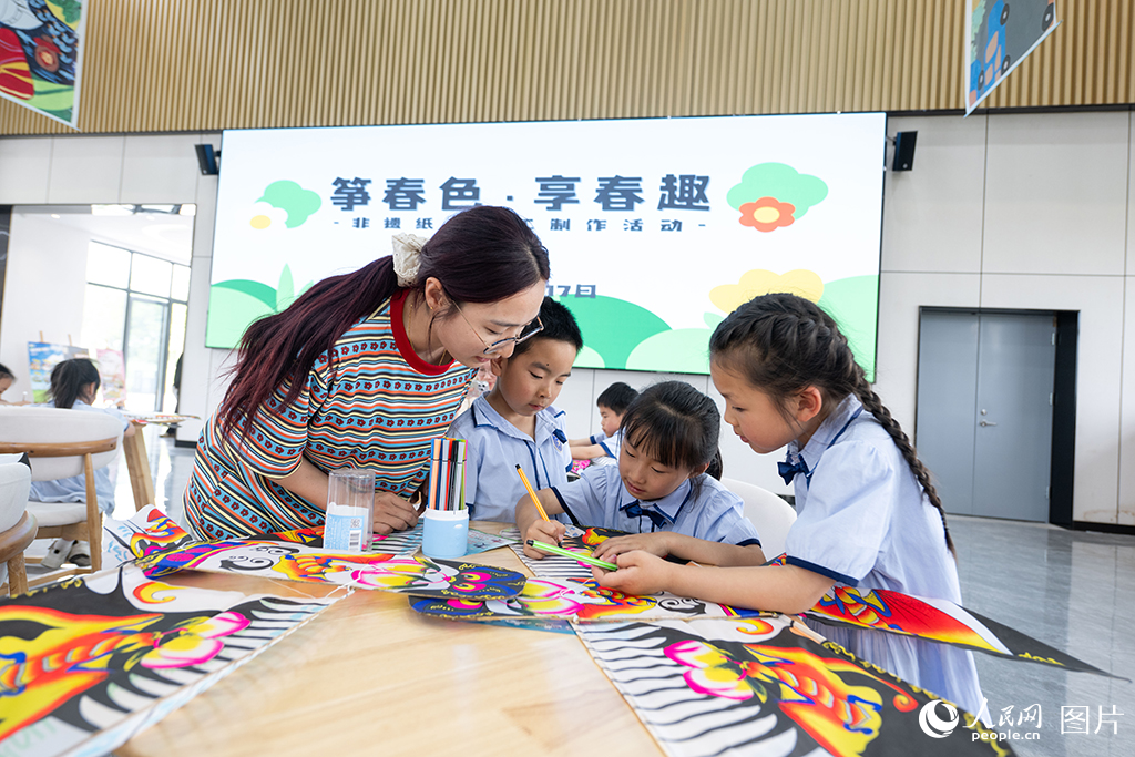 2025年4月17日，在浙江省嘉興市余新鎮(zhèn)長秦村，一群小朋友在老師的指導(dǎo)下，親手制作紙鳶，體驗非遺手工帶來的樂趣。