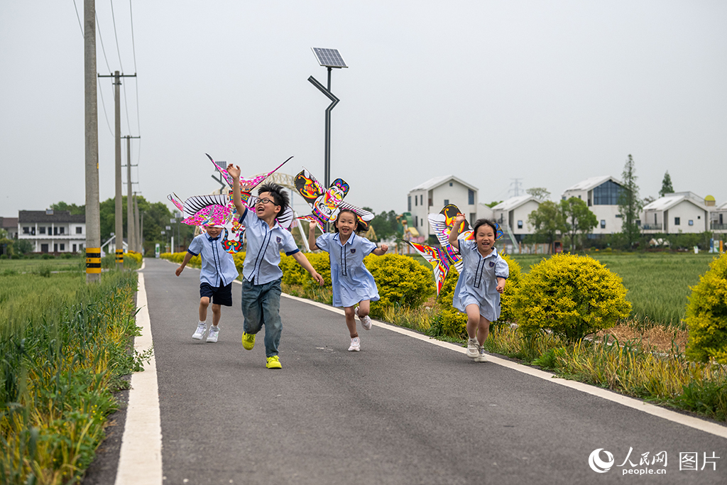 浙江嘉興：放飛紙鳶享春趣
