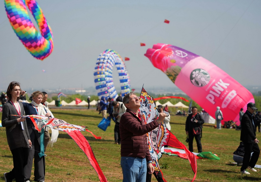 4月19日，國(guó)內(nèi)外風(fēng)箏愛(ài)好者參加第42屆濰坊國(guó)際風(fēng)箏會(huì)萬(wàn)人風(fēng)箏放飛活動(dòng)。