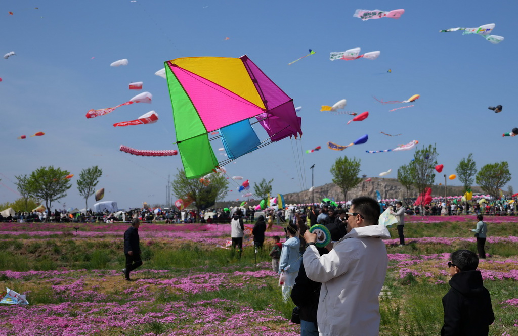 4月19日，在第42屆濰坊國際風(fēng)箏會萬人風(fēng)箏放飛活動上，風(fēng)箏愛好者在放飛風(fēng)箏。