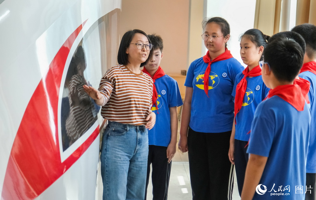 4月23日，學(xué)院老師在實訓(xùn)中心為小學(xué)生們講解高鐵動車相關(guān)知識。