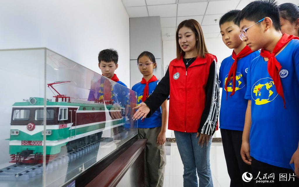 4月23日，學(xué)院學(xué)生代表為小學(xué)生們講解機(jī)車車輛常識。