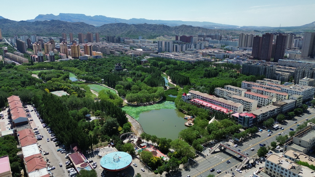 這是烏海市人民公園（無人機(jī)照片，2024年8月15日攝）。新華社發(fā)（趙政宇攝）