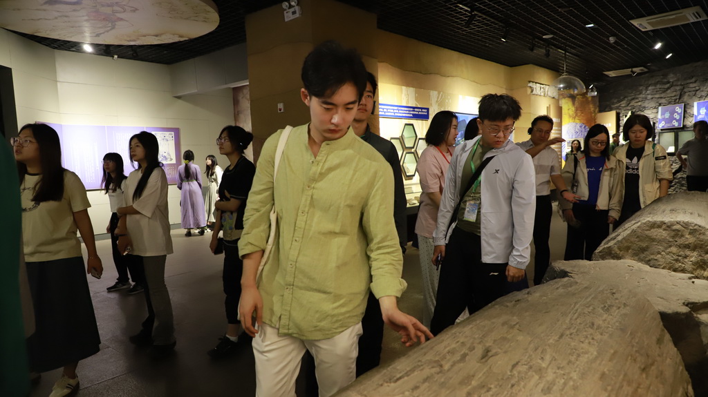 游人在烏海煤炭博物館參觀（2024年7月28日攝）。新華社發(fā)（趙政宇攝）