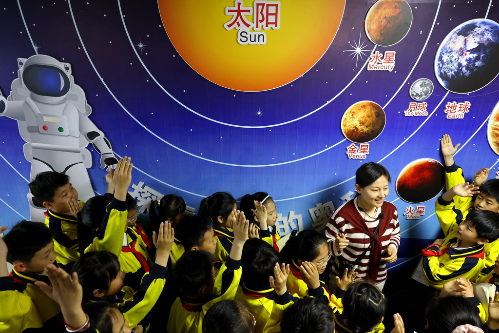 4月24日，在山東省棗莊市市中區(qū)文化路小學(xué)航天科普館，老師為學(xué)生們普及航天知識。新華社發(fā)（孫中喆 攝）