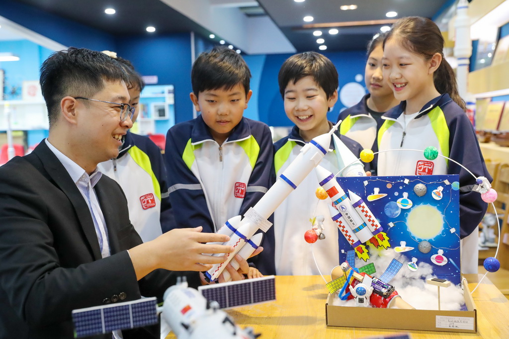 4月24日，在山東省青島市西海岸新區(qū)太行山路小學(xué)，老師給同學(xué)們講解航天知識(shí)。新華社發(fā)（張進(jìn)剛 攝）