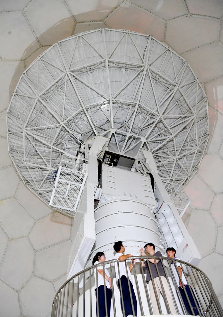 4月24日，在位于海南省三亞市的海南空天信息研究院，中央民族大學(xué)附屬中學(xué)三亞學(xué)校的學(xué)生在衛(wèi)星接收天線內(nèi)部參觀，了解其工作原理。新華社記者 趙穎全 攝