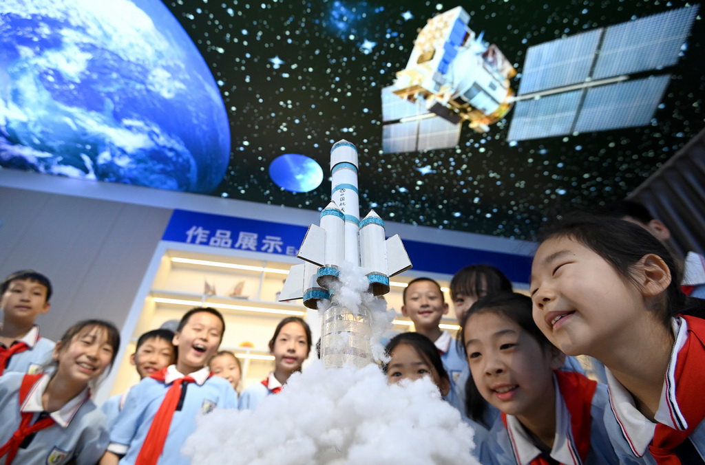 4月24日，河北省邯鄲市復(fù)興區(qū)鐵路小學(xué)的學(xué)生在參觀同學(xué)自制的火箭發(fā)射模型。新華社發(fā)（郝群英 攝）