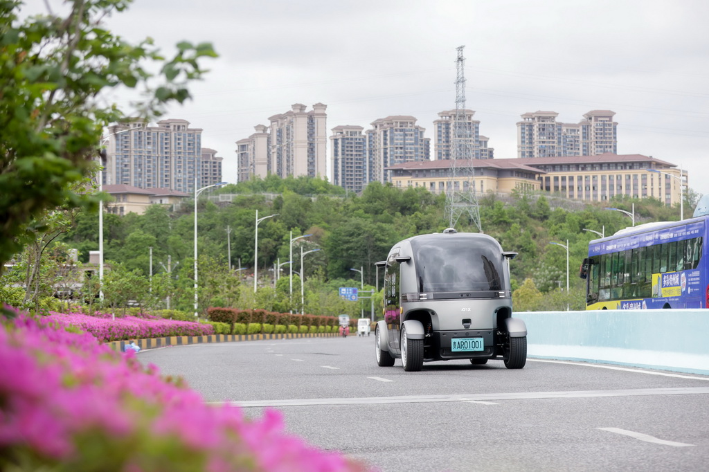 貴州首條無人駕駛公交車線路試運(yùn)營