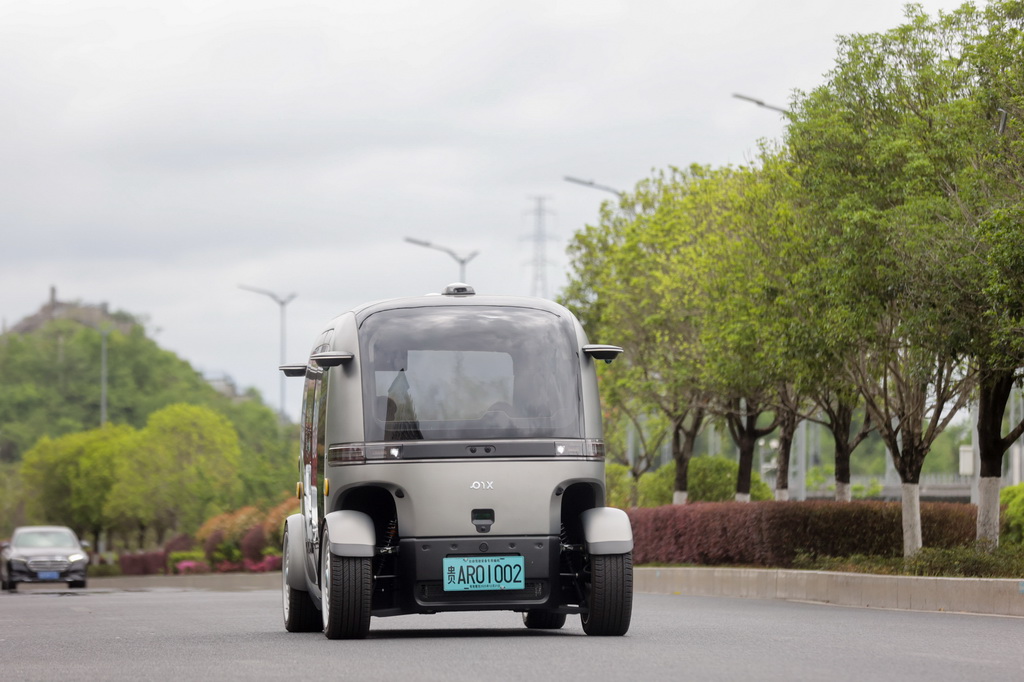 4月24日，無人駕駛公交車在貴陽市花溪大學城公交車站附近行駛。新華社記者 劉續(xù) 攝