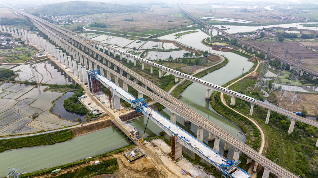 這是中鐵四局巢馬城際鐵路跨清溪河特大橋連續(xù)梁施工現(xiàn)場（4月24日攝，無人機(jī)照片）。新華社發(fā)（劉玉才攝）