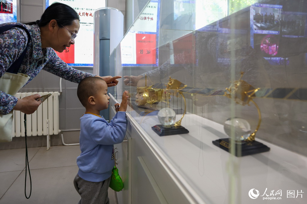 觀眾在“月宮一號”科普基地的展柜前駐足參觀。