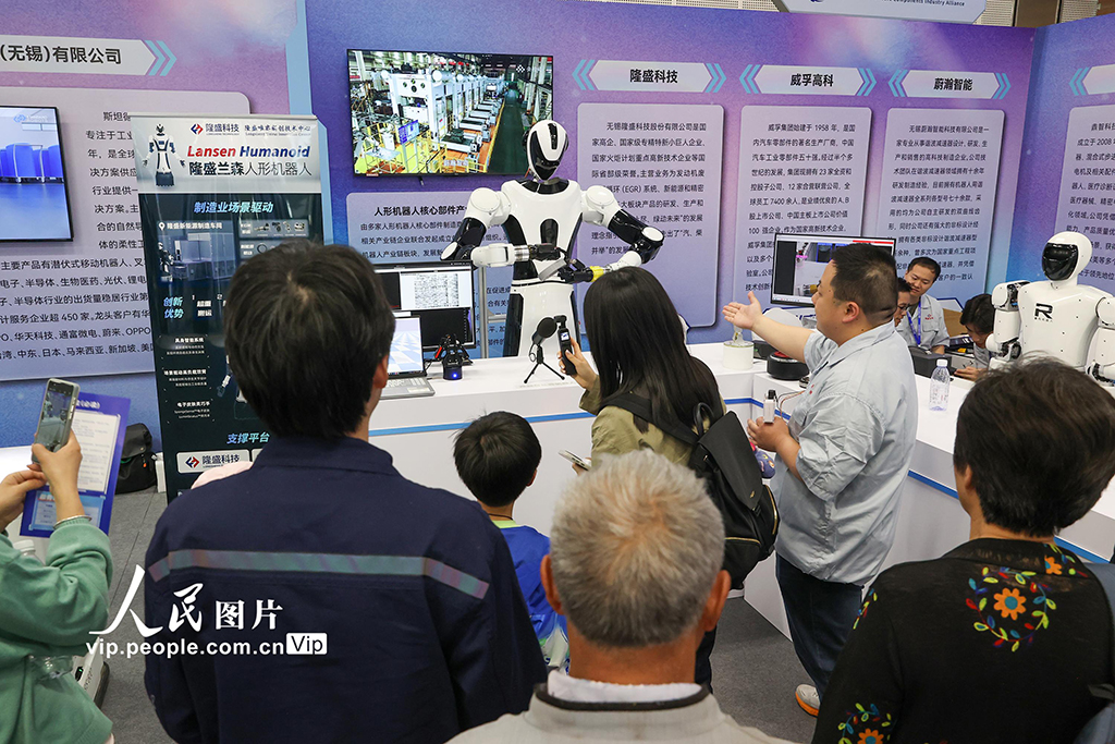 首屆具身智能機(jī)器人運(yùn)動(dòng)會(huì)在江蘇省無(wú)錫市舉辦【3】