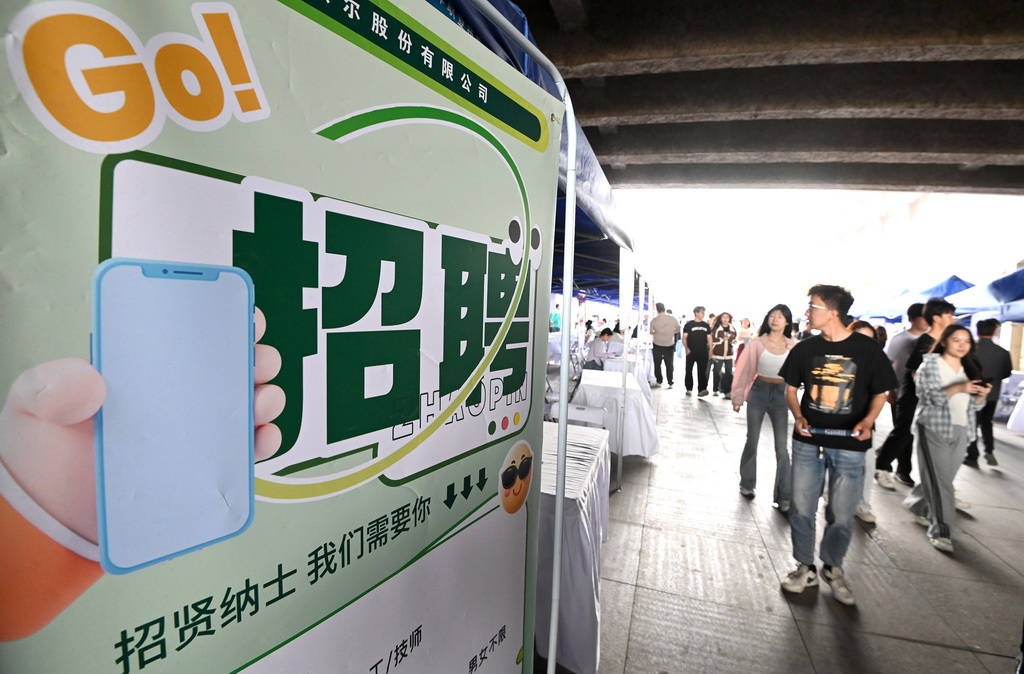 4月26日，在河北省第二屆職業(yè)技能大賽的技能人才就業(yè)招聘會(huì)上，參會(huì)人員在關(guān)注工作崗位。